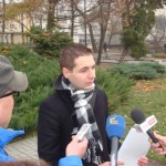 Jaki pod pomnikiem podczas konferencji prasowej