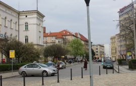 Rzeczywiście dojazd do budynku Poczty Polskiej przy dworcu PKP Opole Główne jest utrudniony, ale można wyrobić przepustkę.