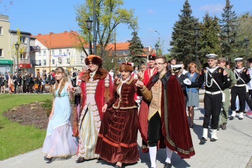 Uroczystości 3. majowe rozpoczął polonez w wykonaniu Małgorzaty Tudaj i Józefa Gismana wraz z uczniami II LO e Kędzierzynie.