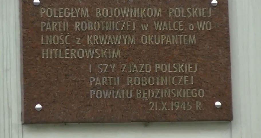 Tablica na froncie Sądu Rejonowego w Będzinie. Fot. KPN-NIEZŁOMNI