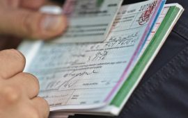 17.08.2016 Zielona Gora Policjant z drogowki wypisuje mandat karny dla kierowcy fot. Piotr Jedzura/REPORTER