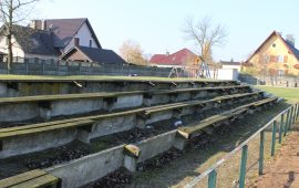 Zbutwiałe deski stras wlasnych jak i przyjezdnych kibiców piłki nożneją