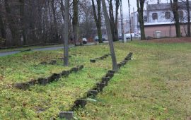 Resztki trybun na boisku przy ul. Jasnej w Kędzierzynie-Koźlu.