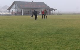 Stan płyty boiska w Krośnicy zachęca do gry. Nawet pod koniec listopada.
